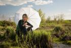Портрет с зонтиком на болотной кочке.