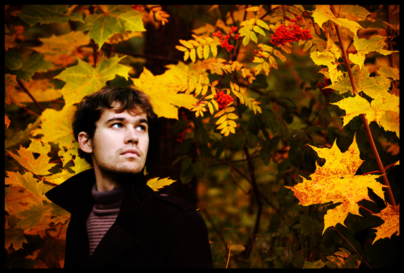 Осень мужского рода. Парень осень. Мужчина в осенней листве. Мужчина с осенними листьями. Осенняя фотосессия мужчины.