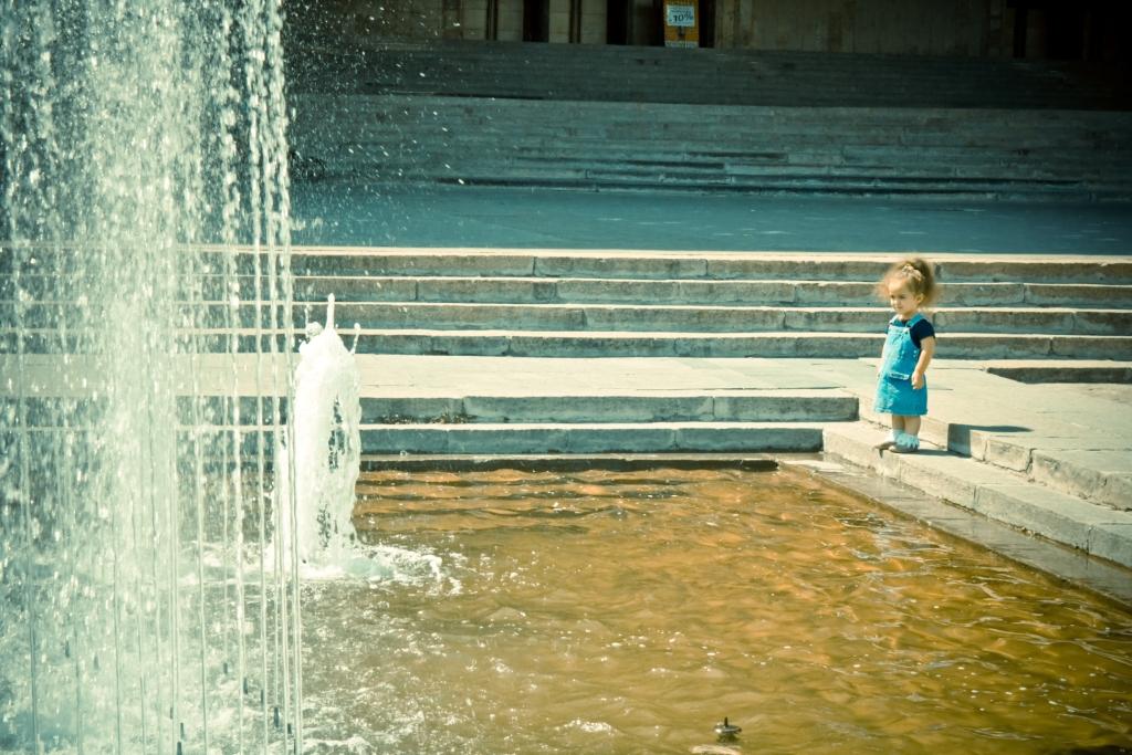 Девочка и фонтан